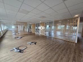 Office in SAINT-OUEN-L'AUMONE for lease Building Photo- Image 1 of 6