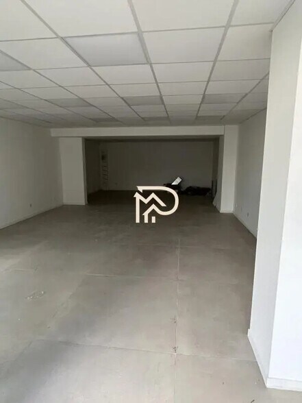 Flex in Saint-Cyr-sur-Mer for lease - Interior Photo - Image 3 of 4