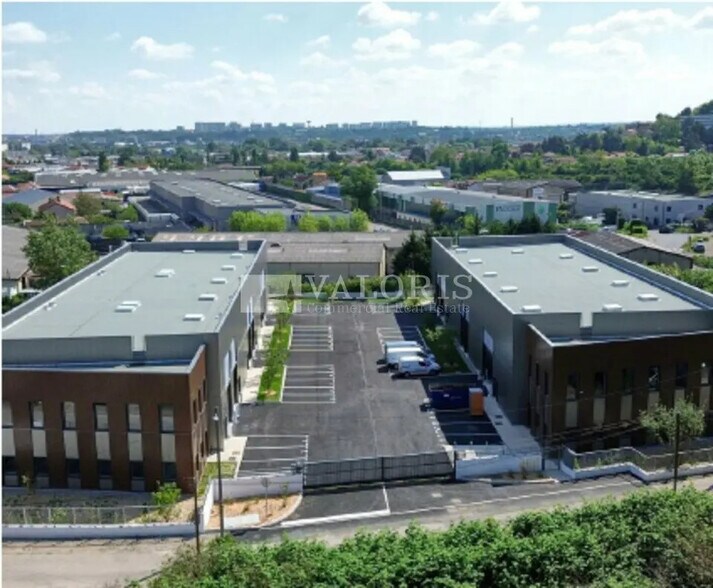 Flex in Saint-Genis-Laval for sale - Building Photo - Image 1 of 6