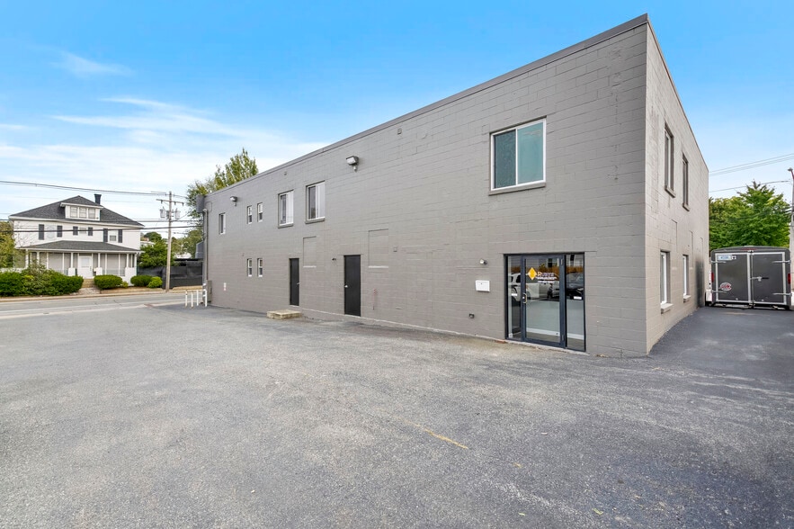 984 Charles St, North Providence, RI for sale - Building Photo - Image 2 of 43