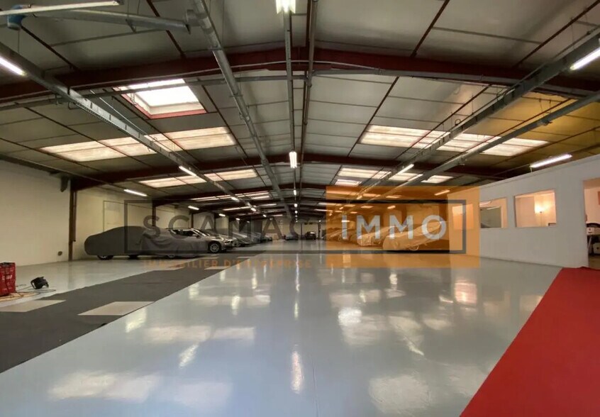 Flex in Brie-Comte-Robert for sale - Building Photo - Image 2 of 6