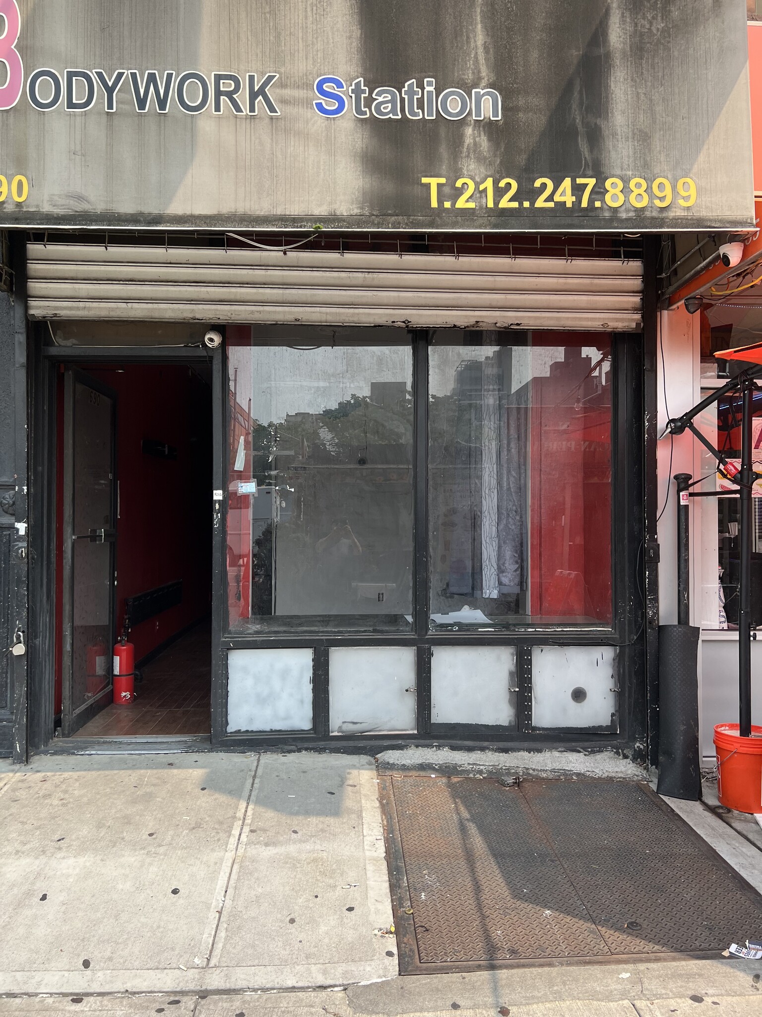 690 Tenth Ave, New York, NY for lease Building Photo- Image 1 of 5