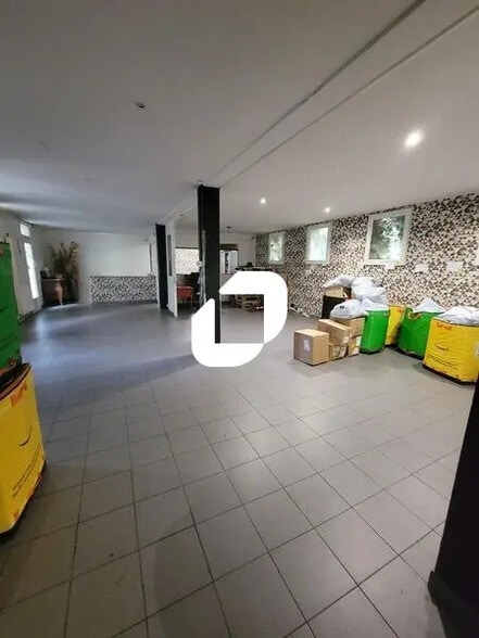 Office in Saint-Ouen-sur-Seine for lease - Building Photo - Image 1 of 10