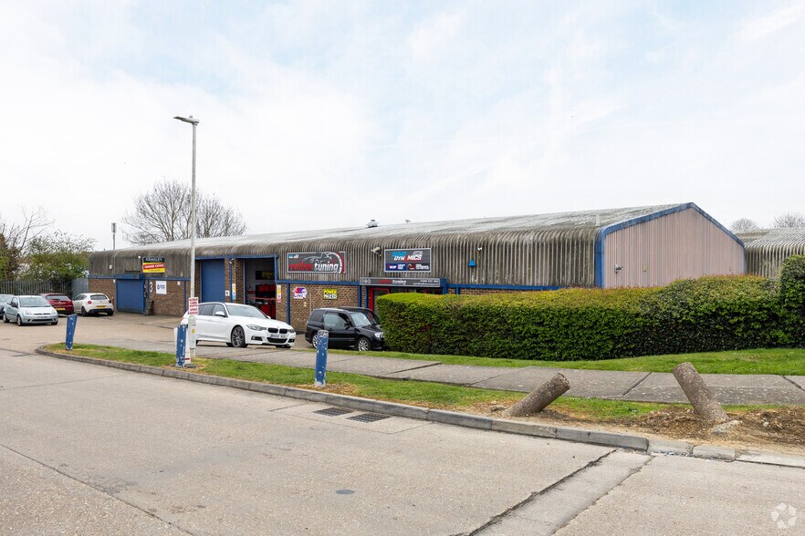 3-5 Hemmells, Basildon for sale - Primary Photo - Image 1 of 1