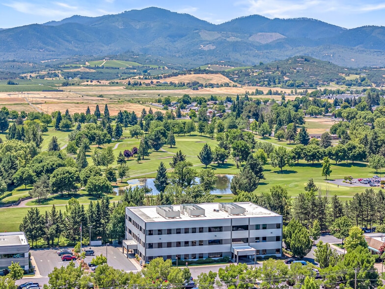 221 W Stewart Ave, Medford, OR for lease - Building Photo - Image 3 of 4