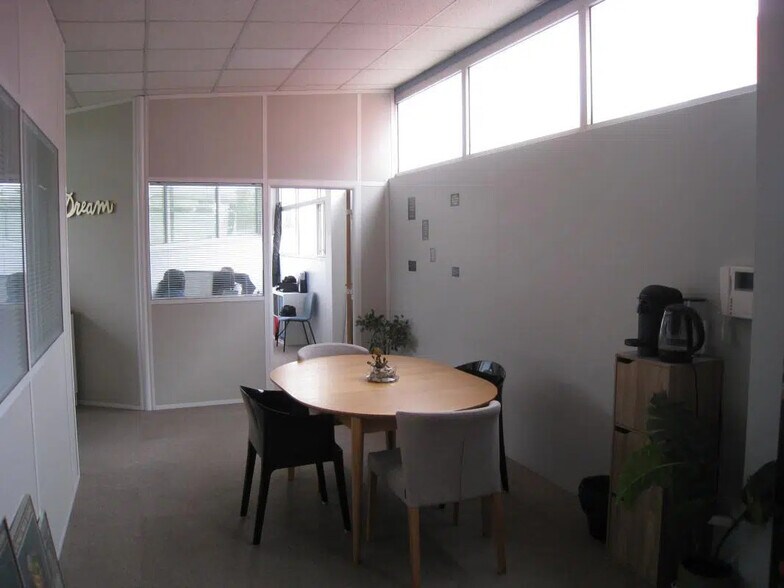 Office in Gémenos for lease - Interior Photo - Image 1 of 5