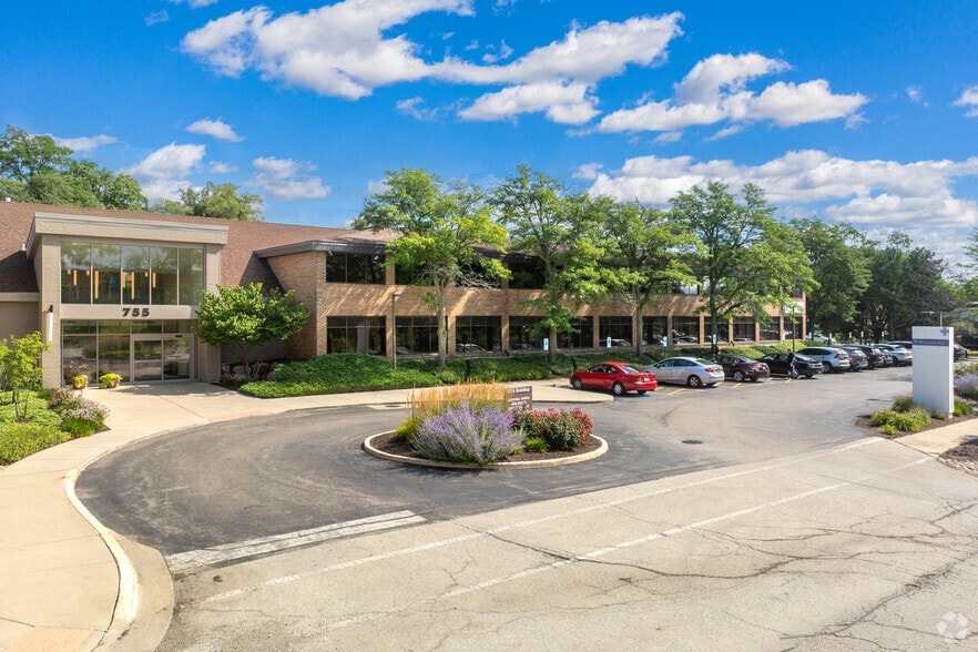 755 S Milwaukee Ave, Libertyville, IL for lease - Building Photo - Image 2 of 8