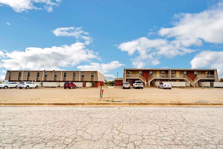 803 Matthews Ave, Sundown, TX 79372