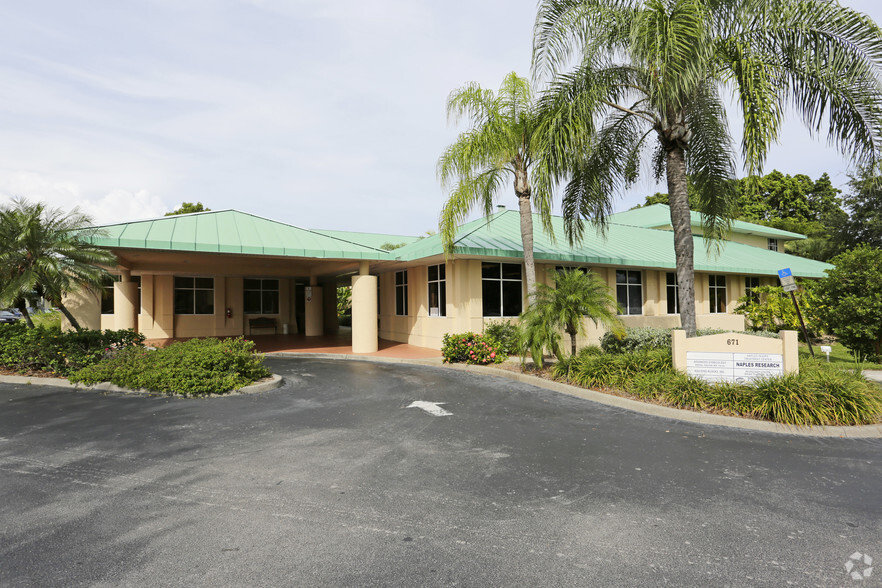 671 Goodlette Rd N, Naples, FL for lease - Building Photo - Image 2 of 5