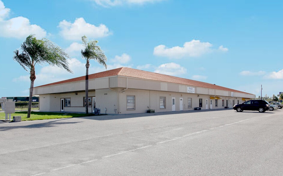 1242 Market Cir, Port Charlotte, FL for lease - Primary Photo - Image 1 of 3