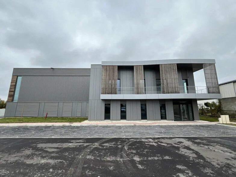 Flex in Courtry for sale - Building Photo - Image 2 of 9