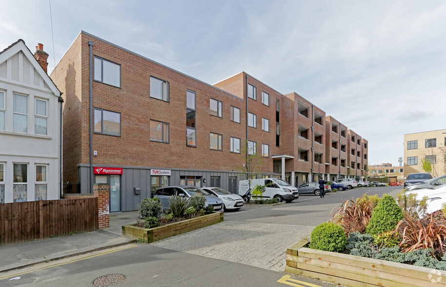 23 Ladysmith Rd, Harrow for lease - Primary Photo - Image 1 of 20