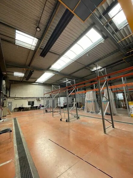 Flex in Bron for lease - Interior Photo - Image 3 of 11