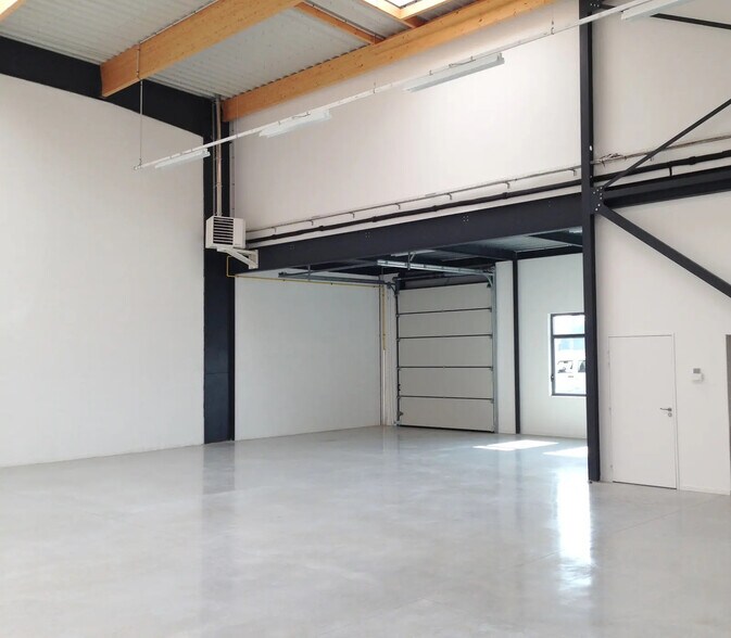 Flex in Lieusaint for lease - Building Photo - Image 3 of 4