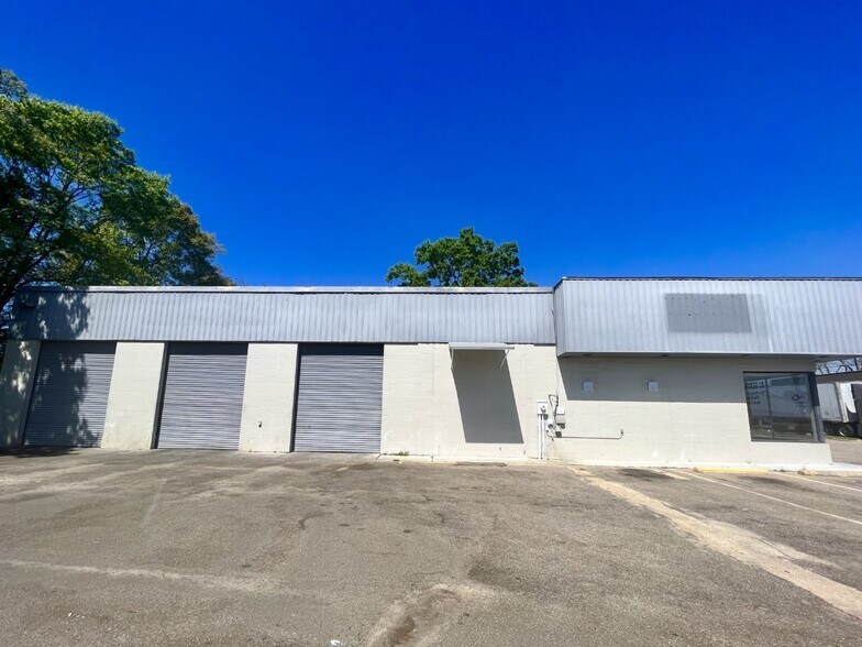 668 S Oates St, Dothan, AL 36301 RetailWarehouse