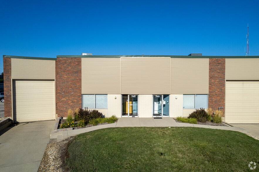 736-776 Industrial Dr, Elmhurst, IL for lease - Building Photo - Image 2 of 11