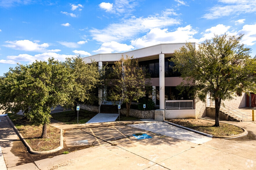1421 Patton Pl, Carrollton, TX for lease - Primary Photo - Image 1 of 7