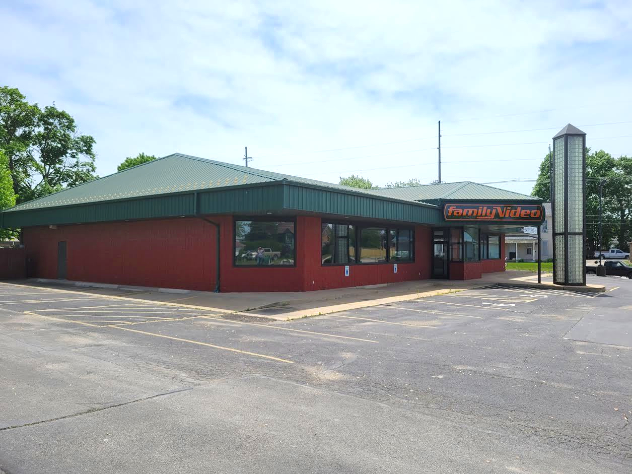 803 W Burlington Ave, Fairfield, IA for lease Building Photo- Image 1 of 1