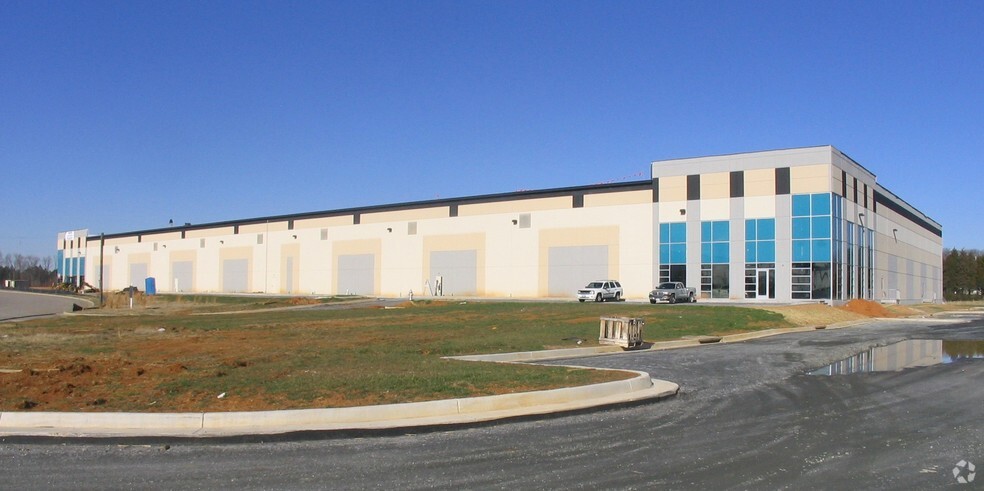 2500 Distribution Dr, Richmond, VA for lease - Building Photo - Image 2 of 7