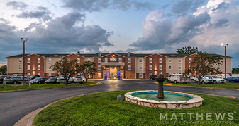 COMFORT INN & SUITES - Motel