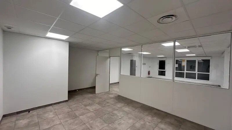 Office in Genay for lease - Interior Photo - Image 3 of 10