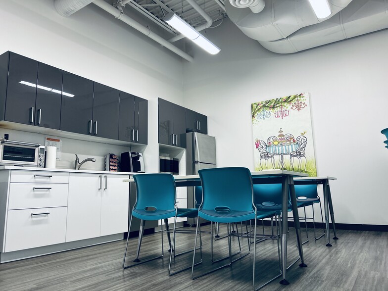 11350 119 St NW, Edmonton, AB for lease - Building Photo - Image 3 of 17