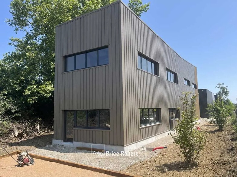 Office in Brindas for lease - Building Photo - Image 1 of 4