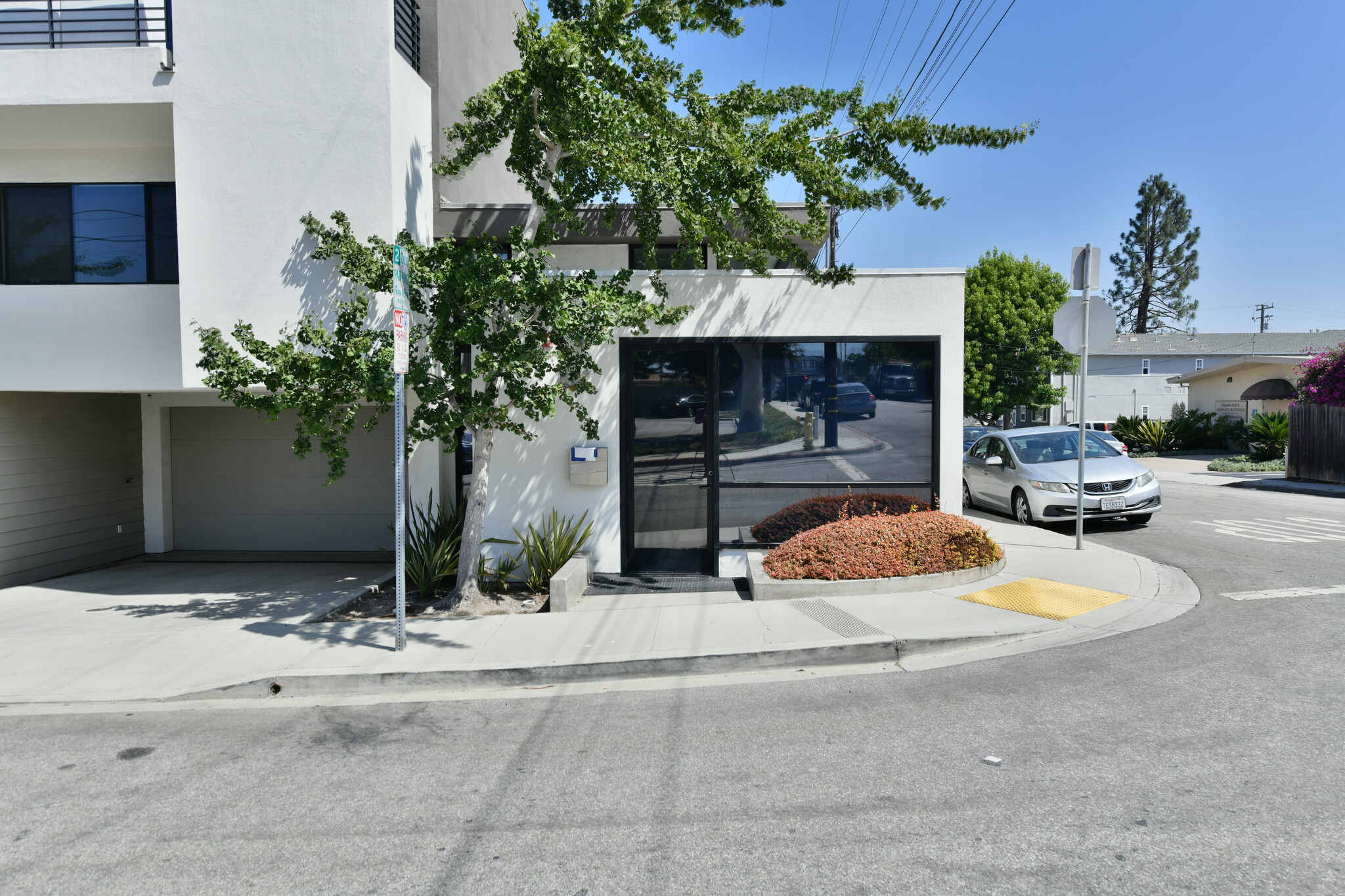 627 Aviation Way, Manhattan Beach, CA for sale Primary Photo- Image 1 of 1