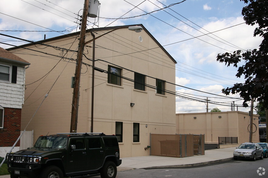 235 Dongan Hills Ave, Staten Island, NY for lease - Building Photo - Image 2 of 7