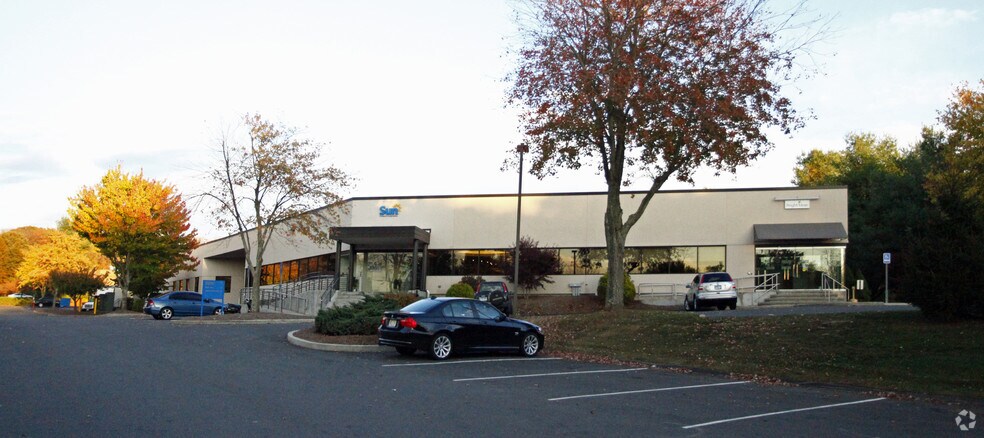 30 Trefoil Dr, Trumbull, CT for sale - Primary Photo - Image 1 of 1