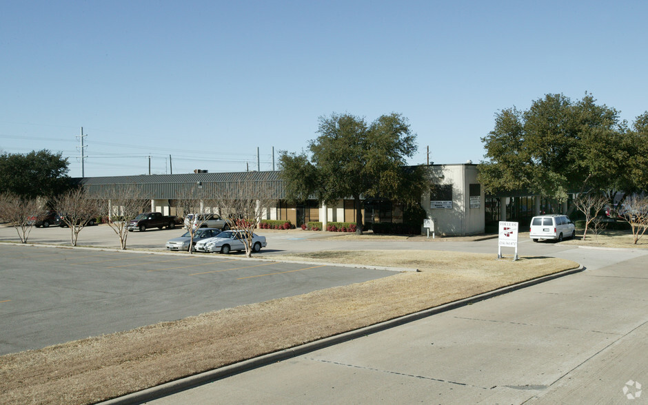 325 Gold St, Garland, TX for lease - Building Photo - Image 2 of 7