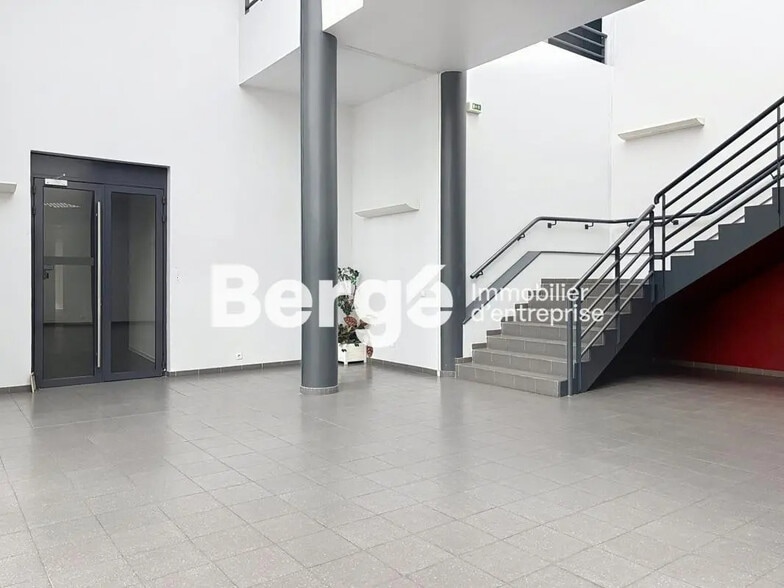 Office in Valbonne for lease - Lobby - Image 2 of 6