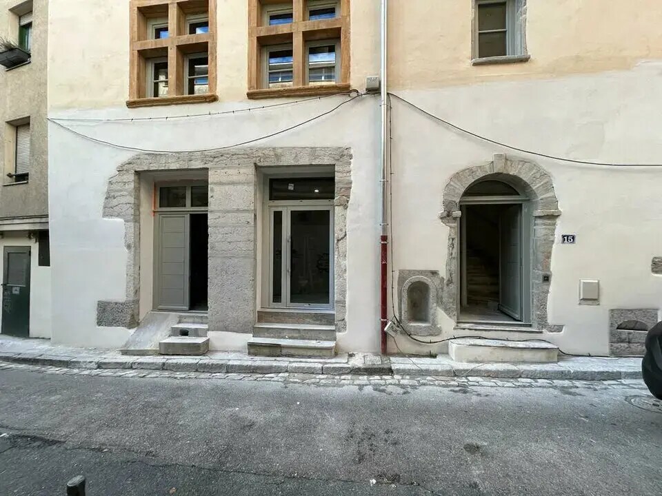 Retail in Lyon for lease Building Photo- Image 1 of 10