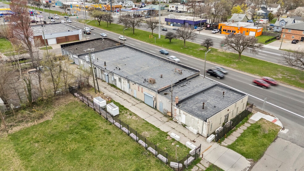 300 E 8 Mile Rd, Detroit, MI for sale - Building Photo - Image 1 of 1