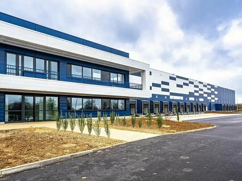 Industrial in Saint-Léger-près-Troyes for lease - Building Photo - Image 3 of 9