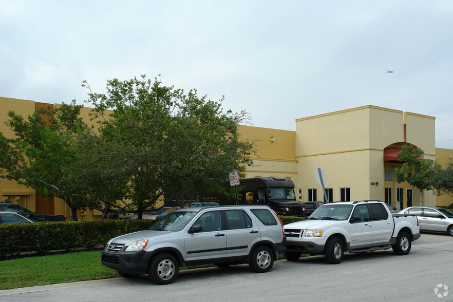 10570 NW 37th Ter, Miami, FL for lease - Building Photo - Image 3 of 5