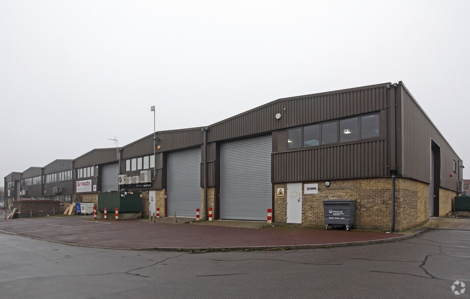 15-25 Ormside Way, Redhill for sale - Primary Photo - Image 1 of 1