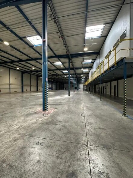 Industrial in Laon for lease - Interior Photo - Image 2 of 6