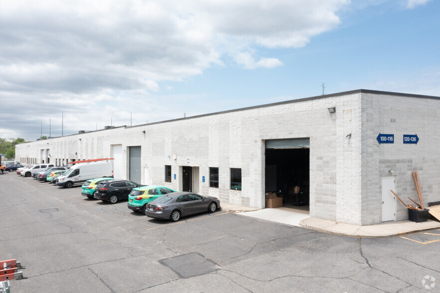 100-136 Charlotte Ave, Hicksville, NY for lease - Primary Photo - Image 1 of 4