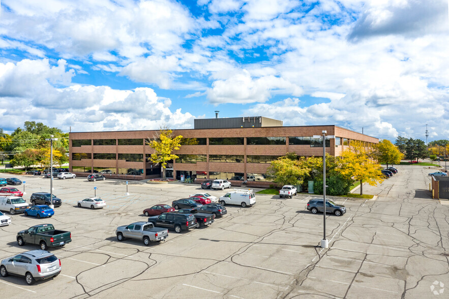 33533 W 12 Mile Rd, Farmington Hills, MI for lease - Building Photo - Image 2 of 10