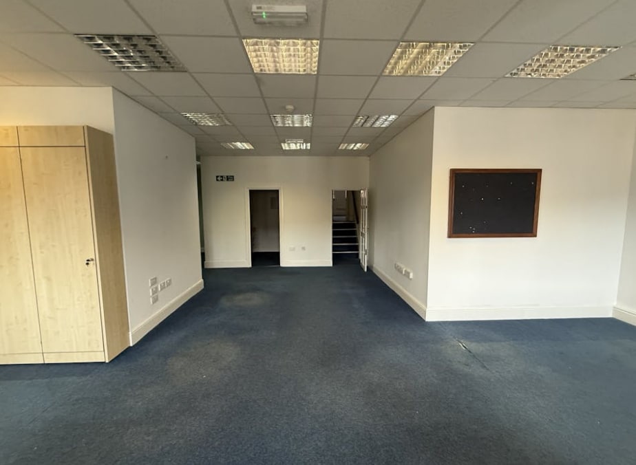 54 Campo Ln, Sheffield for lease Interior Photo- Image 1 of 4