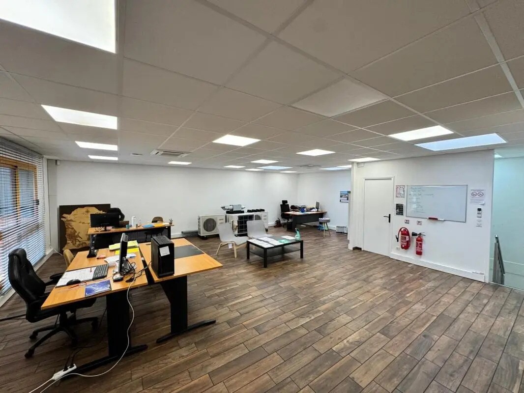 Office in SAINT-OUEN-L'AUMONE for sale Interior Photo- Image 1 of 7