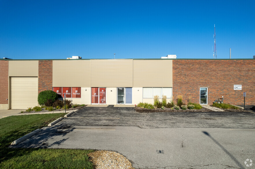 736-776 Industrial Dr, Elmhurst, IL for lease - Building Photo - Image 3 of 11