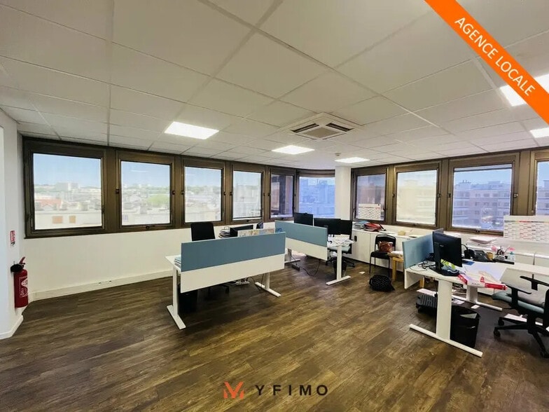 Office in Poissy for lease - Interior Photo - Image 1 of 6