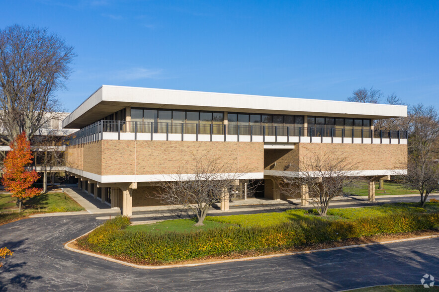 1900 E Lake Ave, Glenview, IL for sale - Primary Photo - Image 1 of 10