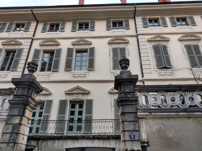 Office in Chambéry for lease - Building Photo - Image 1 of 14