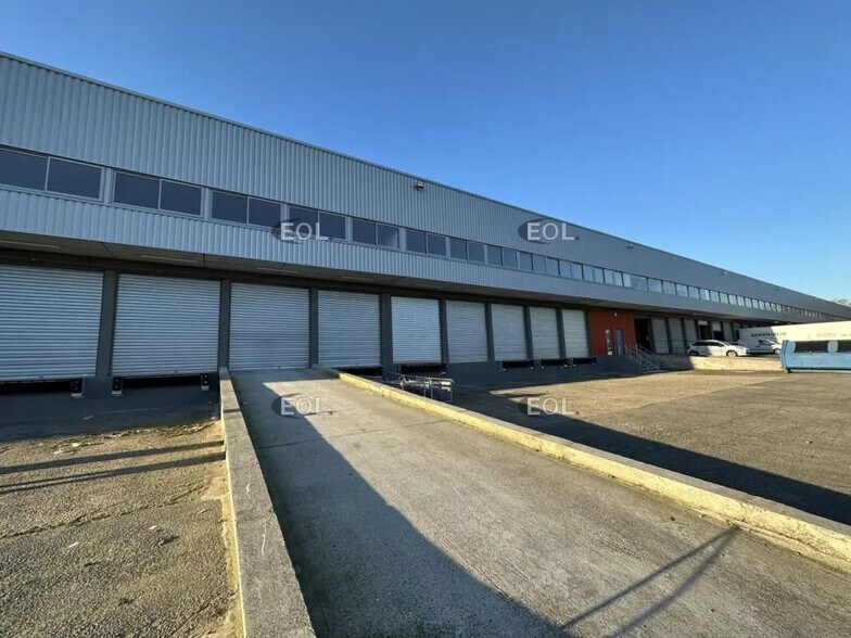 Industrial in Le Petit-Quevilly for lease - Building Photo - Image 1 of 2