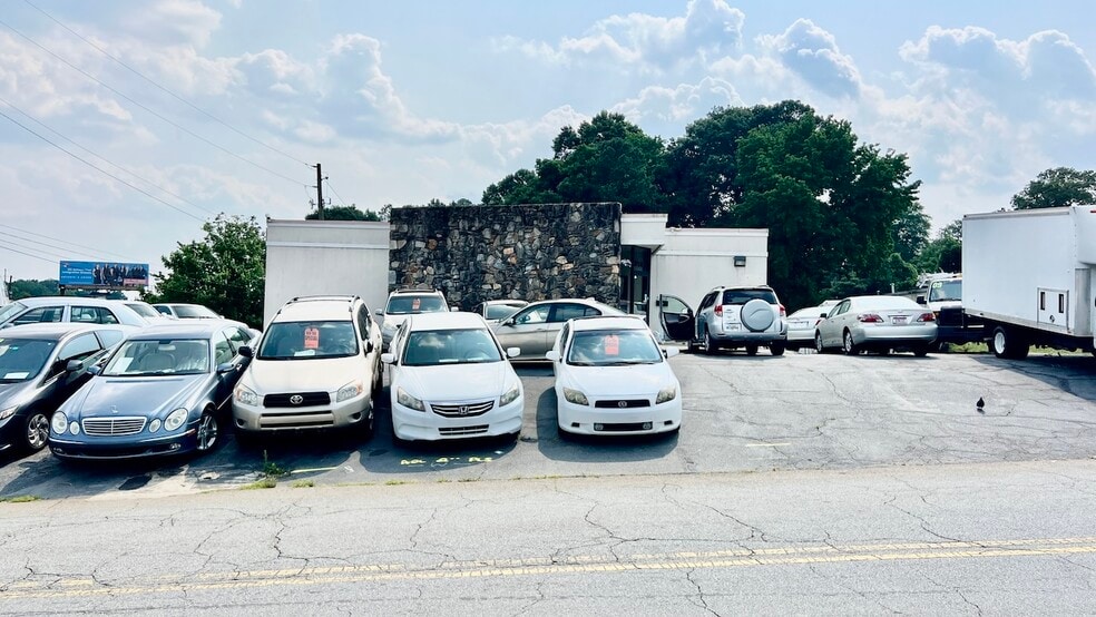 DORAVILLE | 0.79 AC ± | TWO BUILDINGS portfolio of 2 properties for sale on LoopNet.com - Building Photo - Image 1 of 13