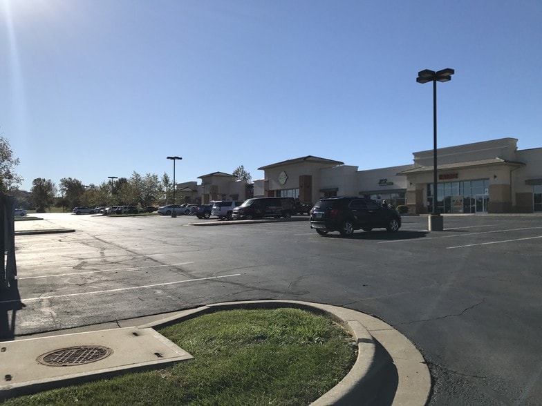 3680 NE Akin Dr, Lee's Summit, MO for lease - Building Photo - Image 2 of 12