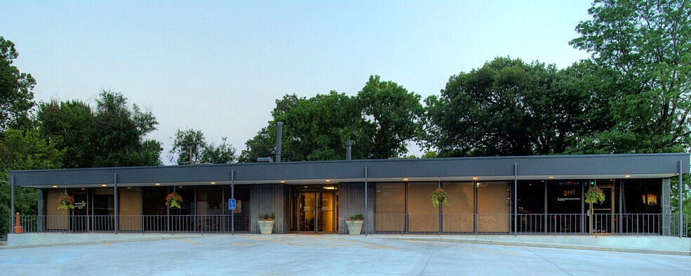 2120 S 56th St, Lincoln, NE for lease - Building Photo - Image 2 of 2